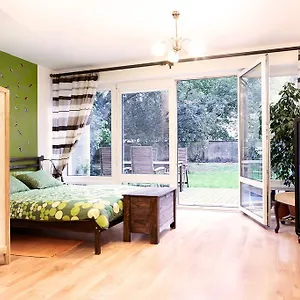 Lovely Garden Flat Near Royal Park , Warszawa Polska